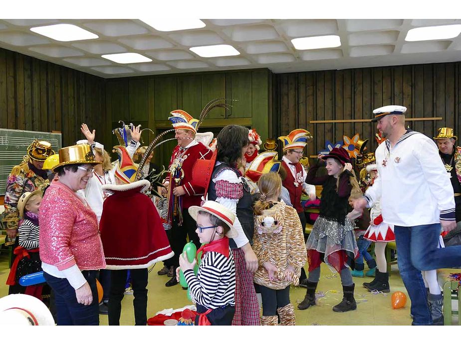 Naumburger Prinzenpaare mit Hofnarren besuchen den Kindergottesdienst (Foto: Karl-Franz Thiede)